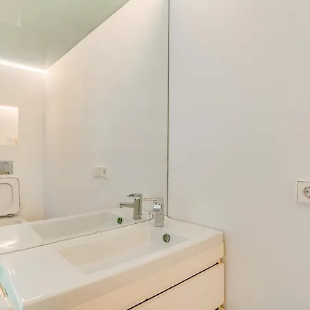 Apartment Duplex - With Garage *